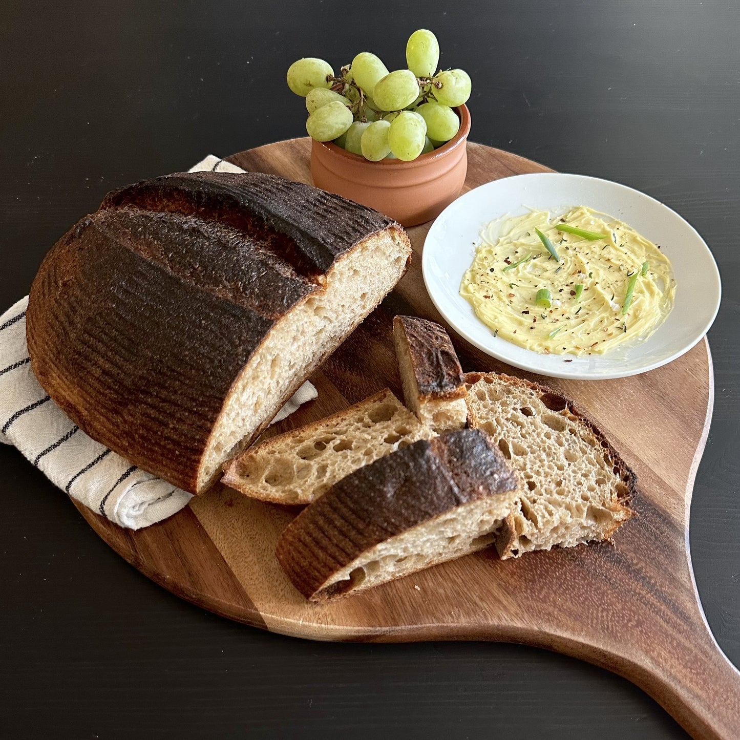 Solid Acacia Wood Round Cutting and Charcuterie Board