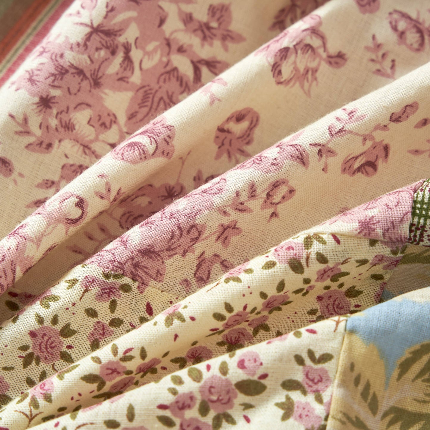 Tache Fairy Tale Tea Party Beige Burgundy Paisley Floral Cotton Patchwork Curtain (DXJ103443)