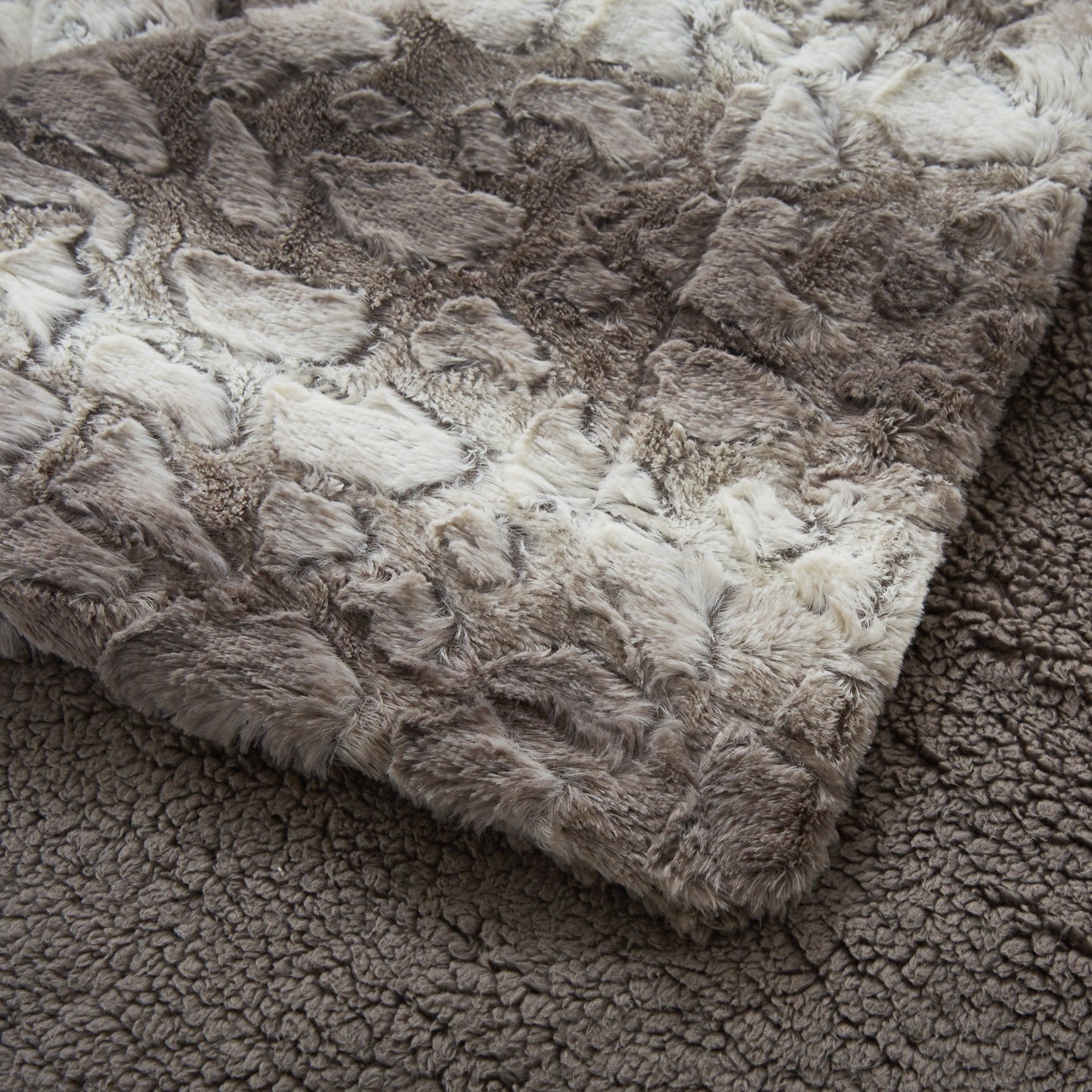Tache Silver Snow Giraffe Faux Fur Throw Blanket (DY16)