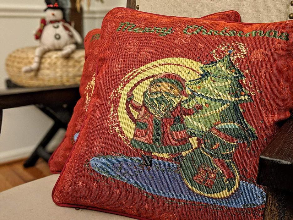 DaDa Bedding Set of 8 Pieces Red Santa Claus Holiday Table Tapestry - 4 Placemats, 2 Table Runners, 2 Throw Pillow Covers (17615)