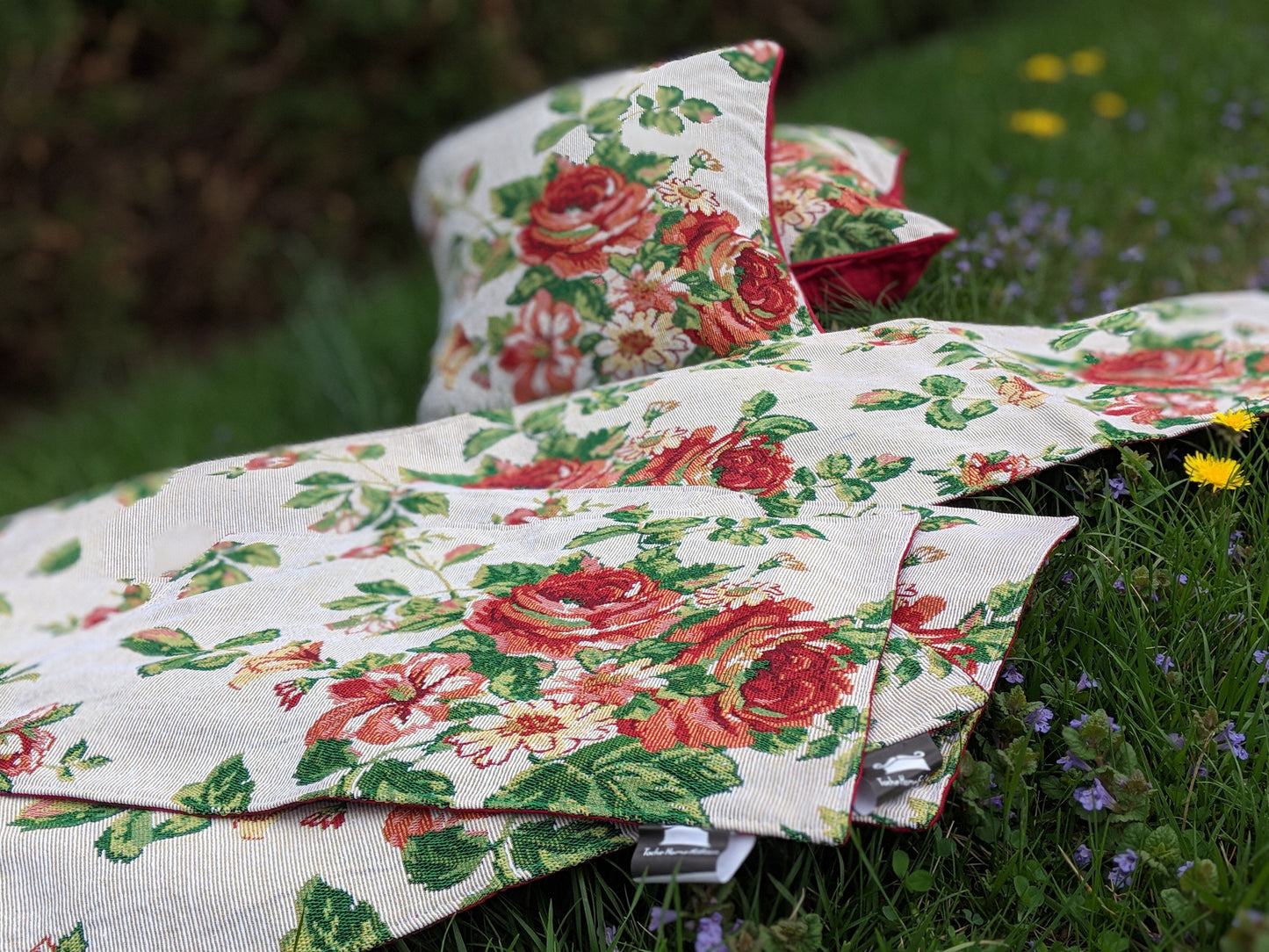 Tache Sweet Roses Vintage Ivory Woven Tapestry Placemat Set (17593PM)