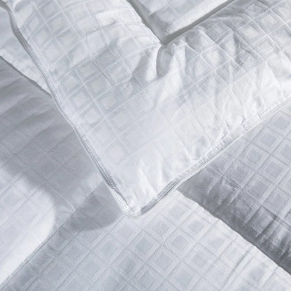 Cleves All-Season Down Alternative Comforter – Hypoallergenic, Lightweight & Machine Washable White Comforter for Bed, 300 Thread Count Microfiber Cover –Full/King Sizes