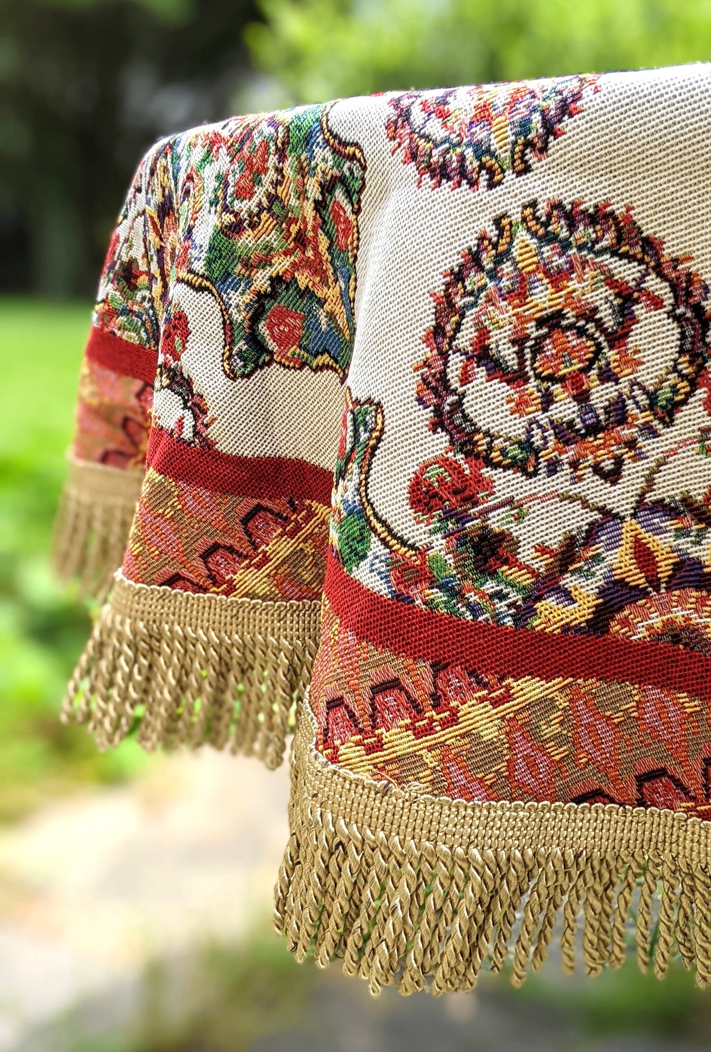 Tache Elegant Ivory Colorful Ornate Paisley Woven Tapestry Tablecloth (18193)
