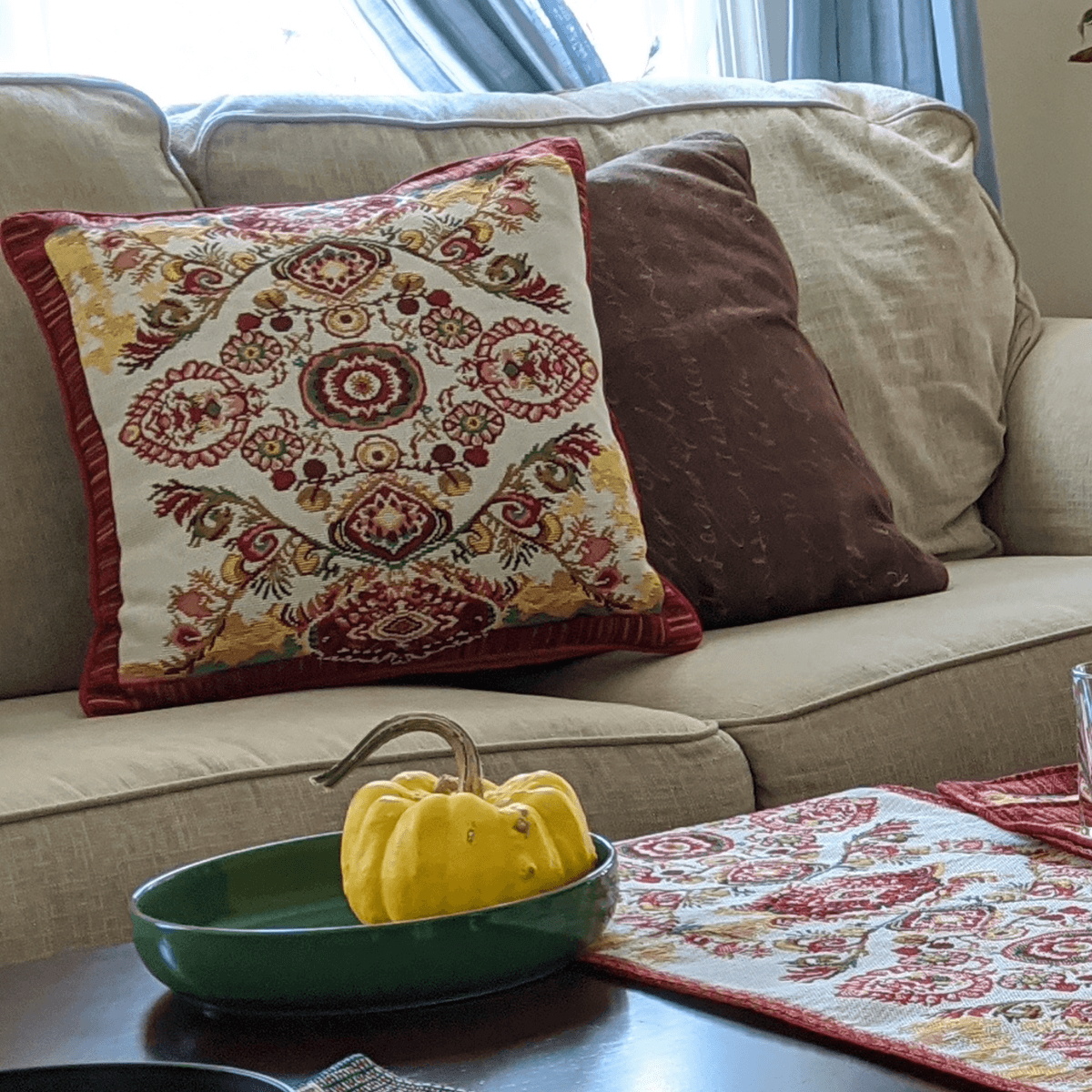 Tache Elegant Burgundy Ornate Paisley Woven Tapestry Throw Pillow Cover (18194)