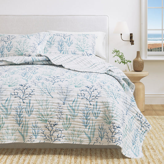Microfiber Quilt with Watercolor Coral Pattern